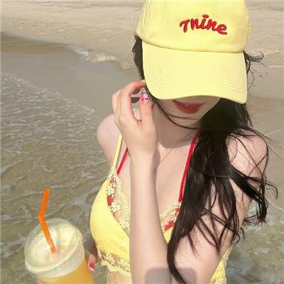 落在香杉树的雪花